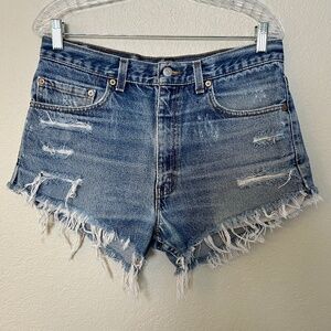 LEVI’S 517 TRUE CUT OFF DISTRESSED SHORTS